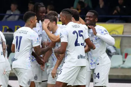 L'Inter passa a Verona all'ultimo respiro grazie a un autogol: i nerazzurri accorciano sul Napoli