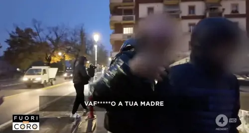 "Vaffan..", poi partono le bottigliate: l'attacco choc degli immigrati contro la troupe Mediaset
