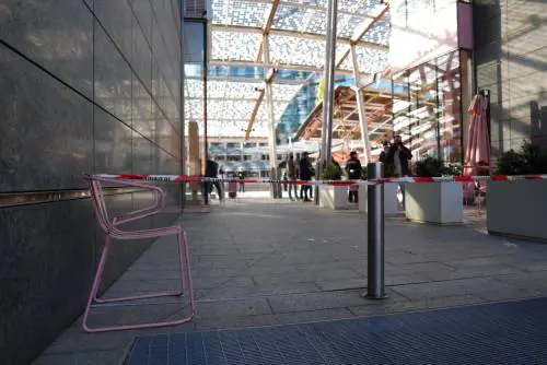 Manager accoltellata e disagio psichico: oggi il caso arriva sul tavolo del prefetto