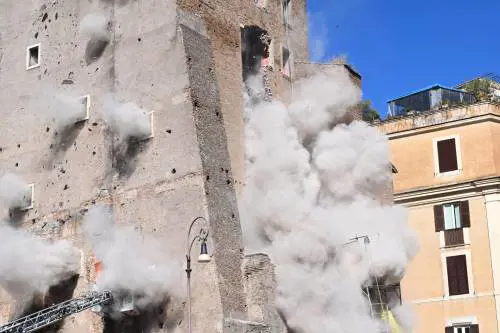Il boato e la polvere: così è crollato il muro della Torre de' Conti a Roma