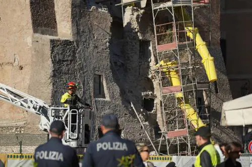 Il doppio crollo della Torre: operai intrappolati a Roma. Dopo undici ore di scavi estratto anche l'ultimo uomo