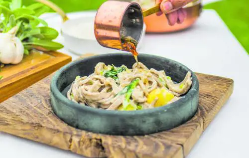 Nei "crotti" al lume di candela per gustare pizzoccheri e polenta taragna