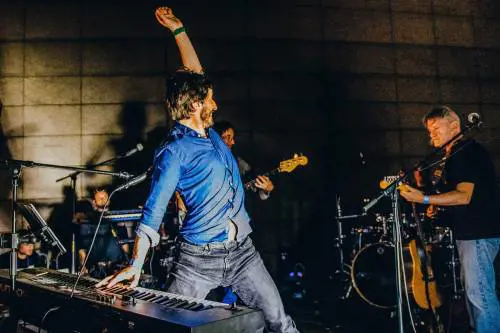 Il ritorno al live di Nicolò Cavalchini che fa cantare i Magazzini generali