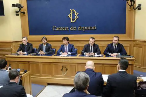 "Basta indagare gli agenti in automatico". Ecco la proposta di FdI per le forze dell'ordine