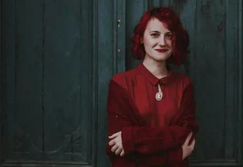 Moda autunno 2025, il rosso è il colore del momento: come abbinarlo