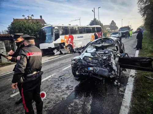 Scontro frontale tra bus e auto. Morto l'automobilista, feriti 20 ragazzi 