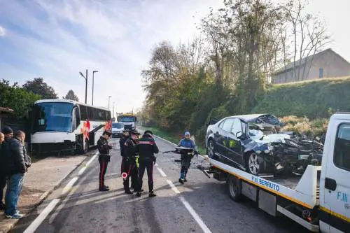 L'intervento dei carabinieri per l'incidente mortale nel Torinese