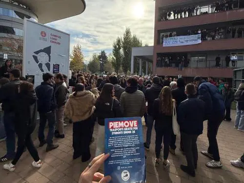 Promuovono bus gratis per studenti, ma sono di destra: attaccati dai centri sociali