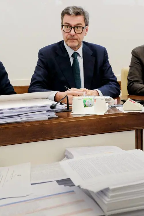 "Da taglio Irpef 3 miliardi per tutelare il ceto medio". Giorgetti difende la manovra