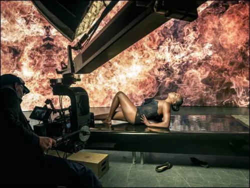 Tra bellezza e tecnologia, il calendario Pirelli quest'anno è firmato Sølve Sundsbø