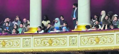 Francia, è bufera per le studentesse velate ospiti in Parlamento