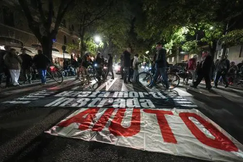 Bimbo di 12 anni investito dal furgone. "Era incosciente, lotta per la vita"