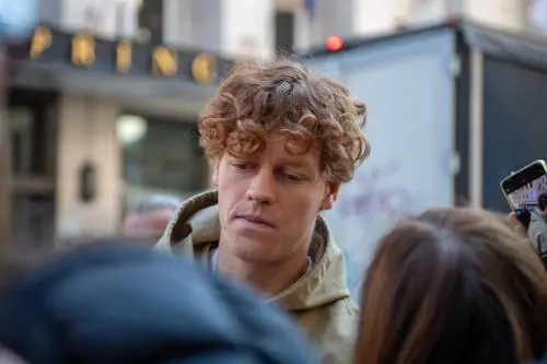 "A volte dormo con la luce accesa": la confessione di Sinner