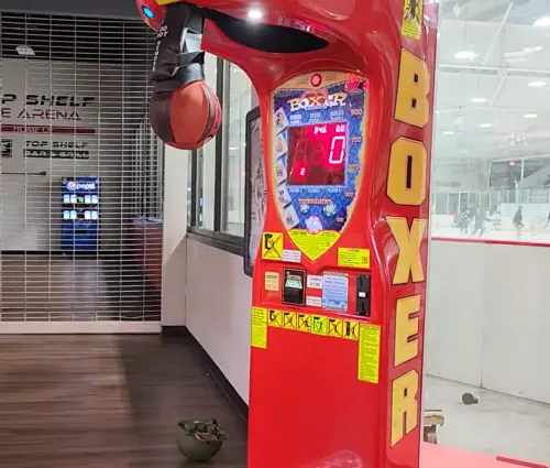 "È machista". Anche il tirapugni del luna park messo ko dal woke