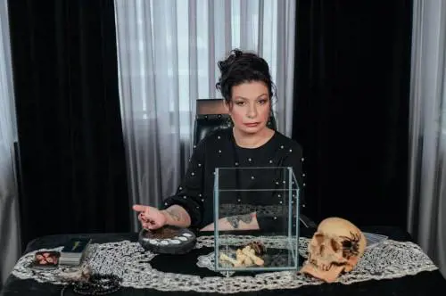 La "strega di Putin" finisce in cella: chi è Alyona Polyn