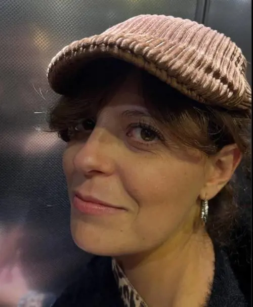 Ilaria Salis e il post in ascensore: "Quanto sarebbe bello lavorare..." E gli utenti insorgono