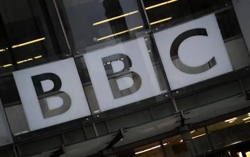 "Ci scusiamo, ma non abbiamo diffamato". Il mea culpa (a metà) della Bbc sul caso Trump