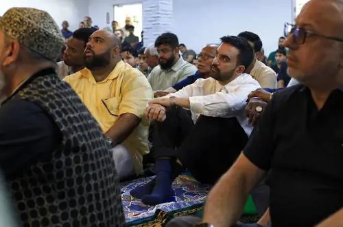 Zohran Mamdani prega e distribuisce pasti nella moschea di Porto Rico