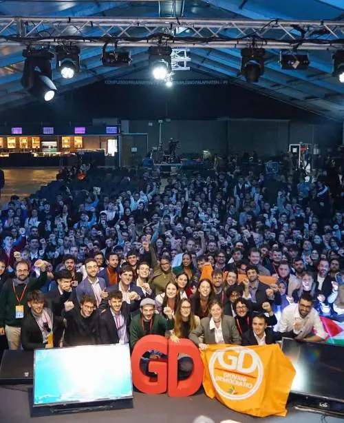 "Sinistra del futuro puzza di passato". È polemica sul pugno chiuso al congresso dei giovani Pd