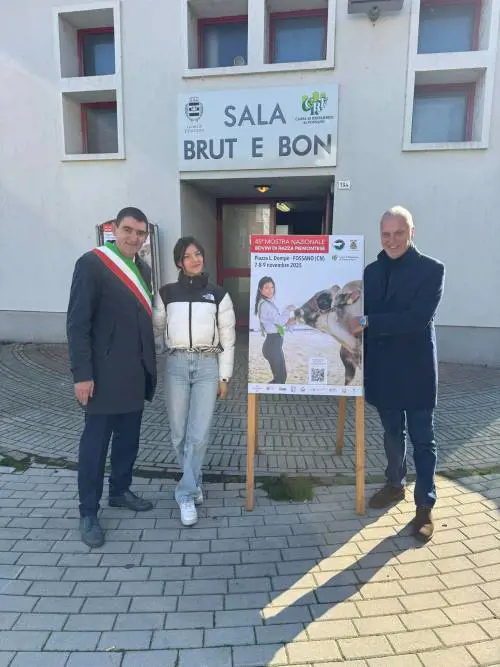 "Allevatrice fotografata con un toro? Sessismo". La surreale polemica della sinistra a Fossano