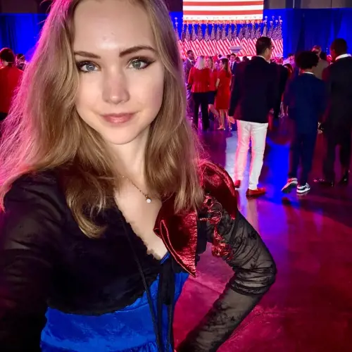 "In Germania non sono al sicuro, asilo negli Usa": chi è Naomi Seibt, l'anti-Greta dell'Afd