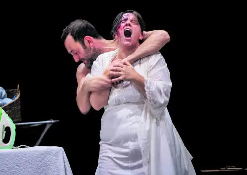 L'angelo del focolare stile Emma Dante