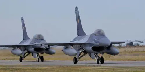 F-16 Viper nei cieli di Taiwan: parte la sfida ai caccia J-20 di Pechino