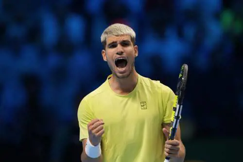Atp Finals, la rimonta di Alcaraz: Fritz sconfitto in tre set, lo spagnolo vede semifinale e 1° posto