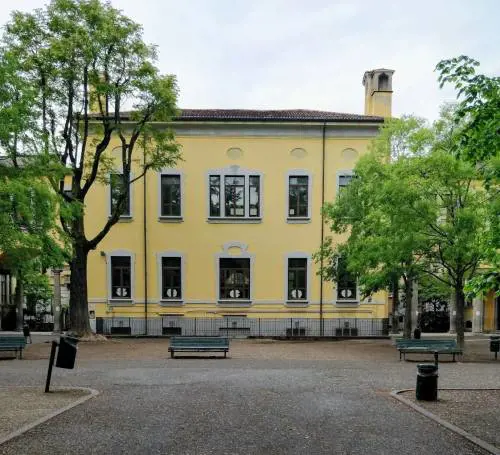 La scuola di via Crocefisso di nuovo invasa dai topi: scatta la protesta delle famiglie