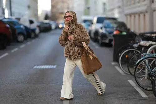 Pantaloni bianchi, idee per indossarli anche in inverno