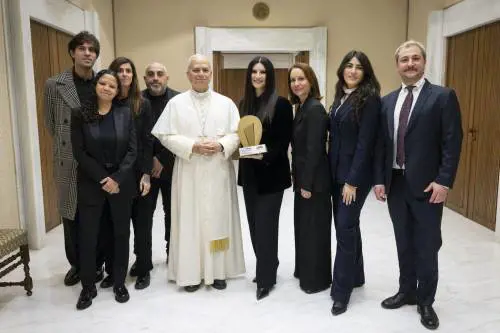 Papa Leone XIV riceve Laura Pausini in Vaticano: "Io e il mio segretario Edgar siamo suoi fan da sempre"