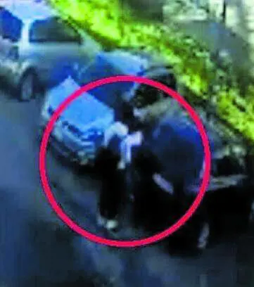 Segue l'ex con il gps, le getta benzina sul volto e cerca di darle fuoco