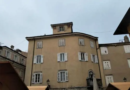 La palazzina di piazza Marconi a Muggia (Trieste) in cui si è consumata la tragedia