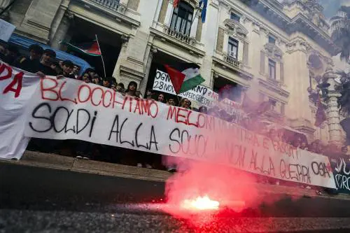 "No Meloni Day", bruciata foto di Valditara: "Fuori dal tono democratico"