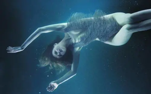 Aria, vento e donna. "The Cal" racconta  la natura delle cose