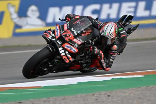 MotoGP, Bezzecchi da urlo a Valencia: conquista la pole nell'ultima gara stagionale