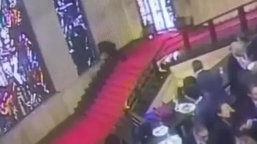 Inciampa e sfonda la vetrata di Sironi: disavventura per un assessore sardo