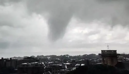 Trombe d'aria, container caduti e esondazioni: il maltempo flagella Genova