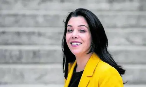 Niente alleanze e programma estremista. La Mamdani in gonna che punta a Parigi