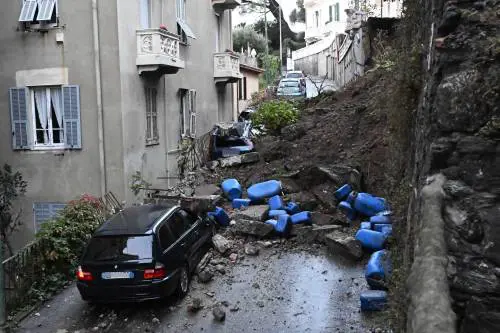 Sos maltempo a Genova: danni, crolli e paura per tre escursionisti