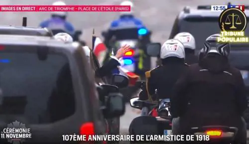 Nuova figuraccia per Macron: apre il finestrino per salutare la folla ma non c'è nessuno