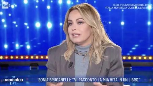 Le lacrime di Sonia Bruganelli in tv: "Ho interrotto una gravidanza spinta da Paolo Bonolis"
