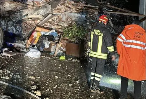 Frana travolge abitazione a Brazzano: un ferito estratto vivo, ricerche in corso per due dispersi