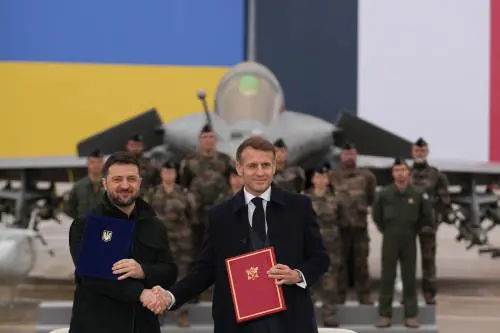 La denuncia di Tusk: "Ordigno su tratta Varsavia-Lublino, è sabotaggio". Intesa Zelensky-Macron per l'acquisto di 100 caccia