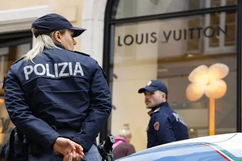 Maxi furto da Louis Vuitton a Roma: caccia a tre uomini