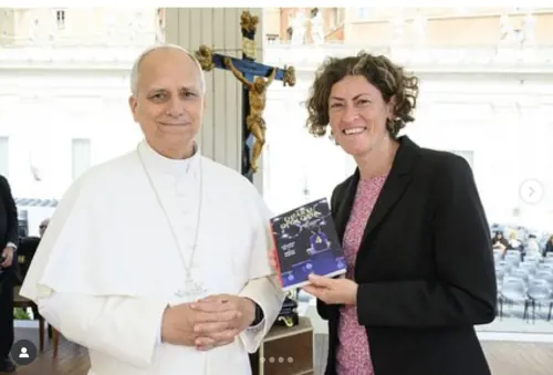 Papa Leone XIV con la scrittrice Serena Sartini