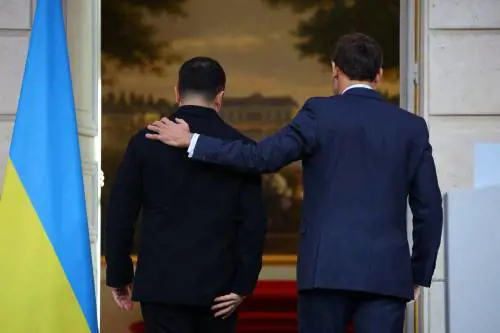 Zelensky da Macron: 100 caccia. E Ursula batte cassa per Kiev