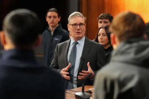 Gioielli sequestrati ai migranti e rimpatri più veloci e frequenti. Il pugno duro spacca il Labour