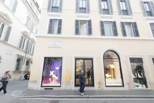Spaccata da Louis Vuitton, colpo grosso nella notte: 300mila euro