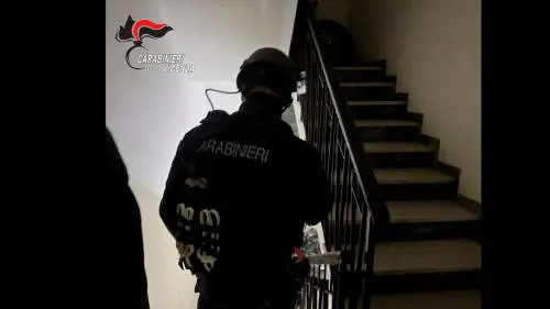 Alcuni momenti dell'operazione dei carabinieri contro l'organizzazione criminale nigeriana 